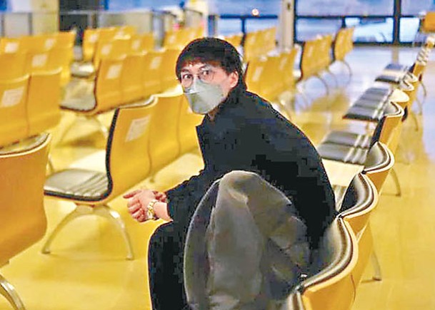 吳業坤上載身在機場的照片，但太太未有上鏡。