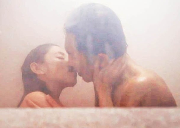 2人上演浴室激吻戲。