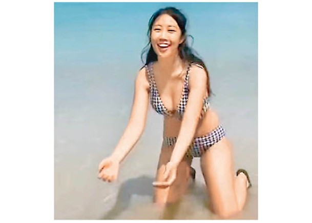 陳欣茵趁好天到沙灘玩水。