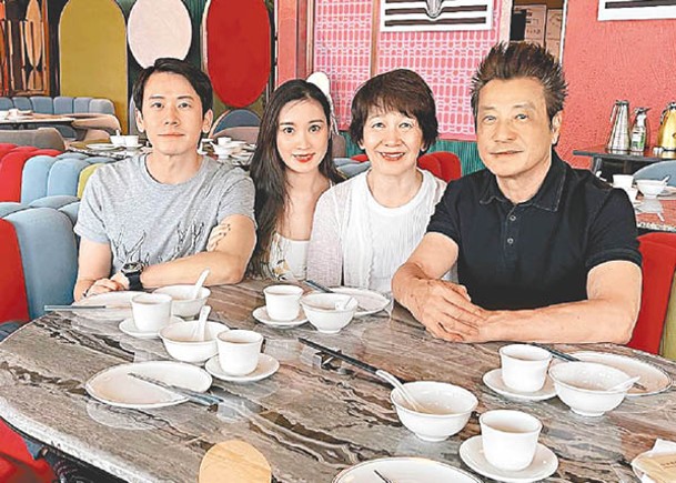 陳宇琛post與父母及太太的合照報喜。