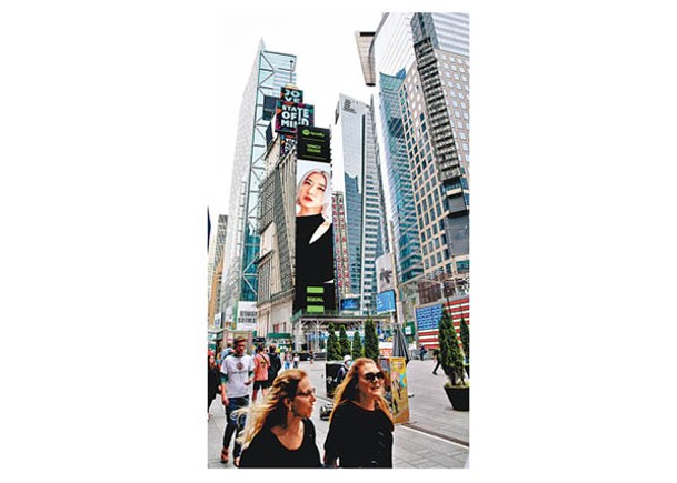 泳兒的靚樣出現於紐約時代廣場巨型屏幕。