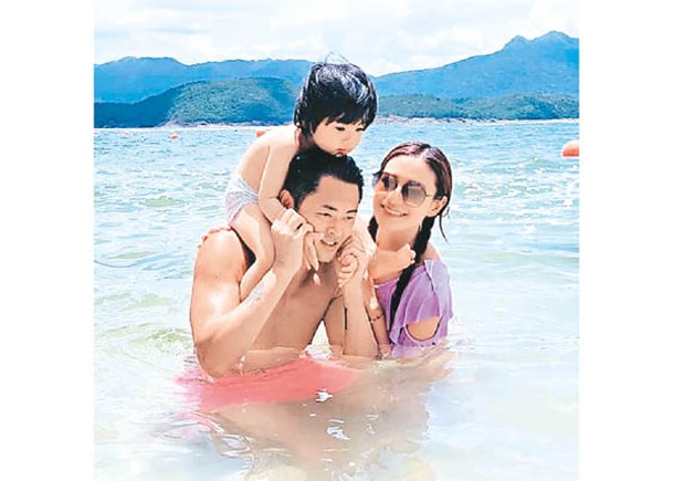 江若琳夫婦帶姪仔出海暢泳。