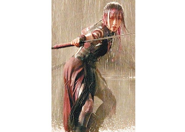 葉巧琳於MV中既揮舞火劍又要淋水，笑言是一份新體驗。