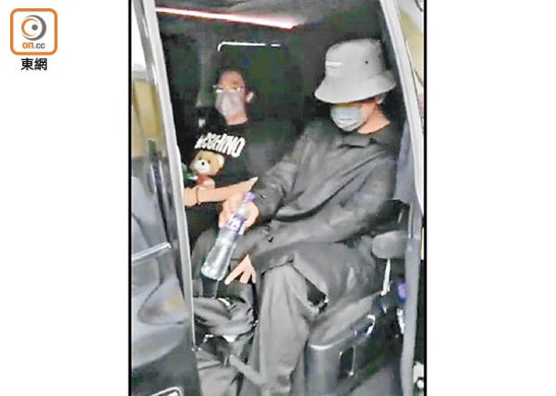 姜濤享有「特權」一出𨋢即可登上保母車。