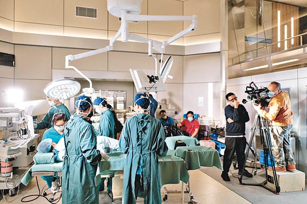 在真醫護人員的指導下，馬國明花了好多時間及心機拍攝手術室場面。