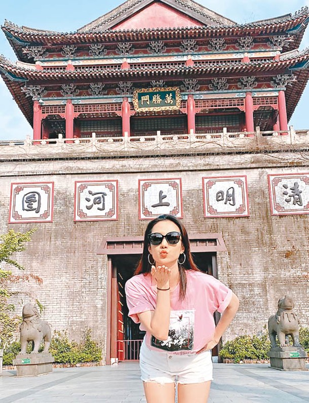 王君馨穿上印有《喬峰傳》海報的T恤周圍走。