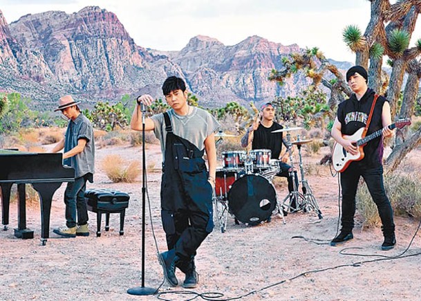 周杰倫安排整個樂團在沙漠演奏，打造頂級視聽享受。