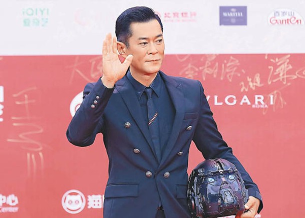 古天樂拎埋頭盔現身《北京國際電影節》，身體力行宣傳新片。