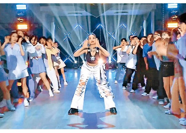 楊丞琳跟足韓國女團aespa的舞步，卻以英文原曲做背景音樂。