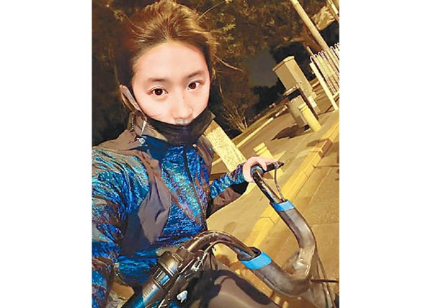 劉亦菲踩單車夜遊，素顏同樣省鏡。