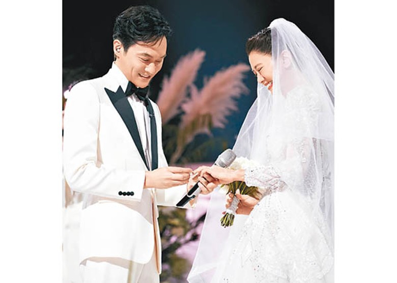 張智霖為太太戴上戒指後擁吻，為這場遲了21年的婚禮寫下完美句號。