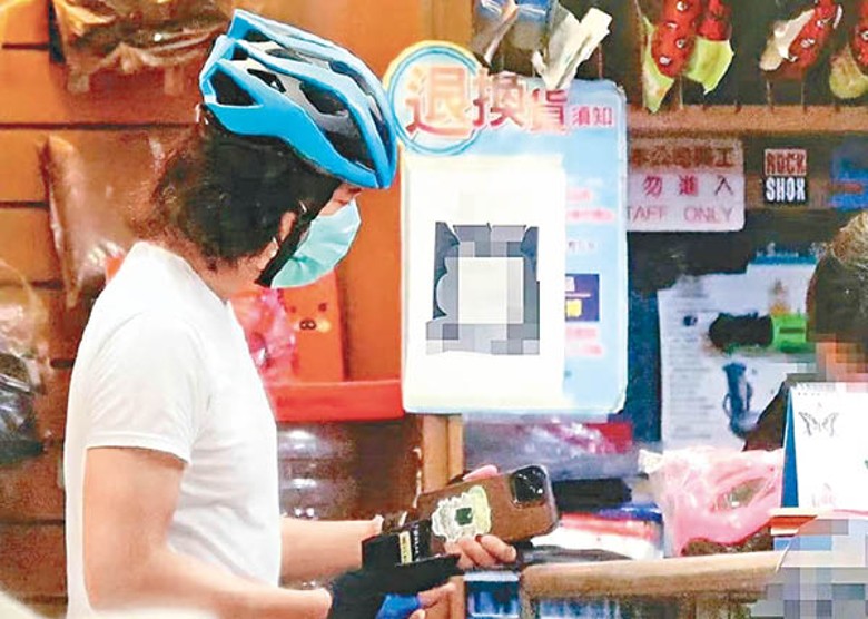 王力宏被拍得在單車店現身，細心挑選禮物。