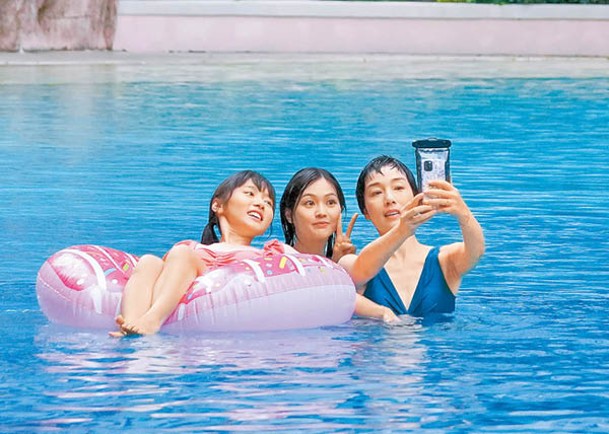江美儀水着上陣，與兩個女兒池中Selfie。