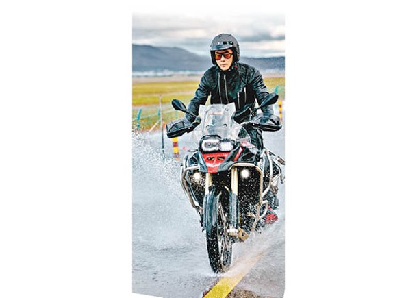 任賢齊在海拔三千多米的地方拍攝，要不停騎電單車。