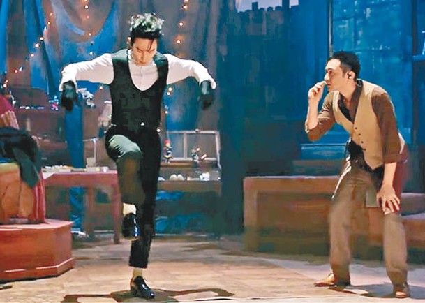 李承鉉與張智霖大跳機械舞。