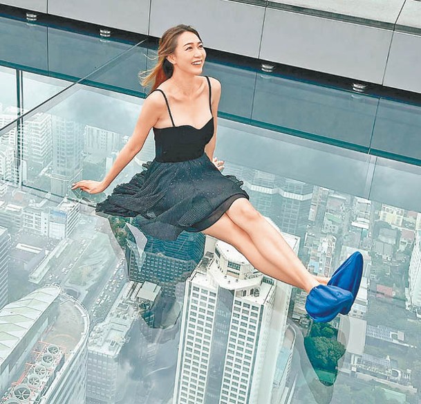 玩轉泰國的黃嘉雯，登上高樓坐玻璃，睇見都腳震！