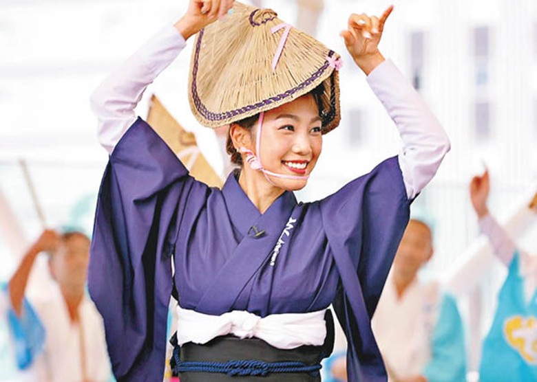姜麗文換上傳統打扮參與盛典。