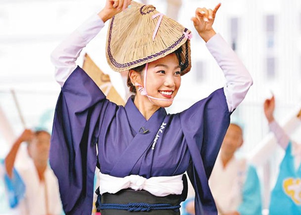 姜麗文換上傳統打扮參與盛典。