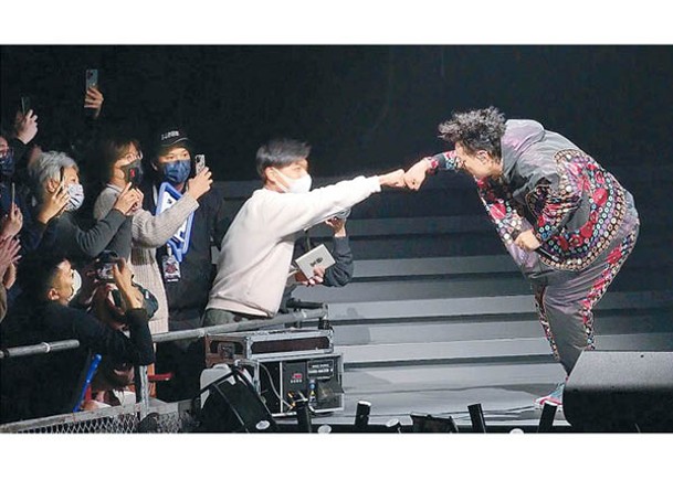 陳奕迅為歌迷簽CD又擊拳，事後即時消毒，非常小心。