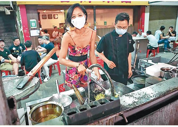 蔣怡出名廚藝了得，今次跟大廚學嘢，炮製港式風味。