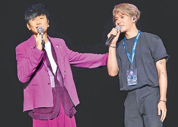 林俊傑（左）與王嘉爾在台上合唱。