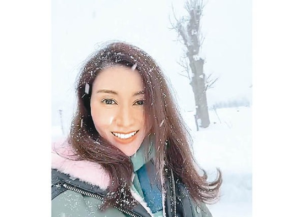 李嘉欣拍下身在雪景的靚相。