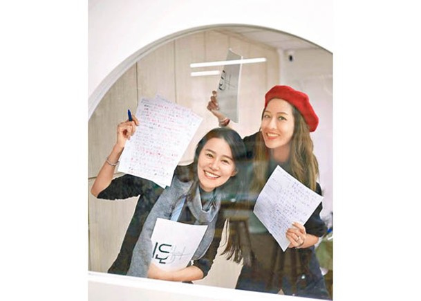翠如（左）與敏之做個好學生，寫了很多筆記。