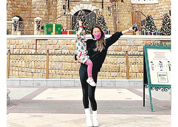 婷婷帶女兒暢遊香港的主題樂園，遇上好天氣，盡興而歸。