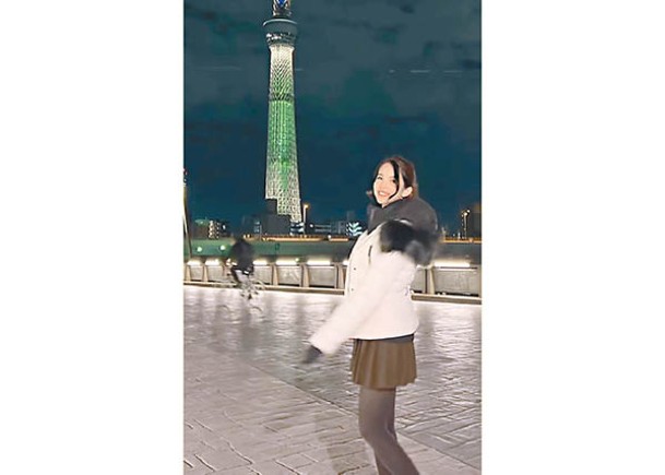 陳若思把握機會四出玩樂，離遠拍攝東京晴空塔。