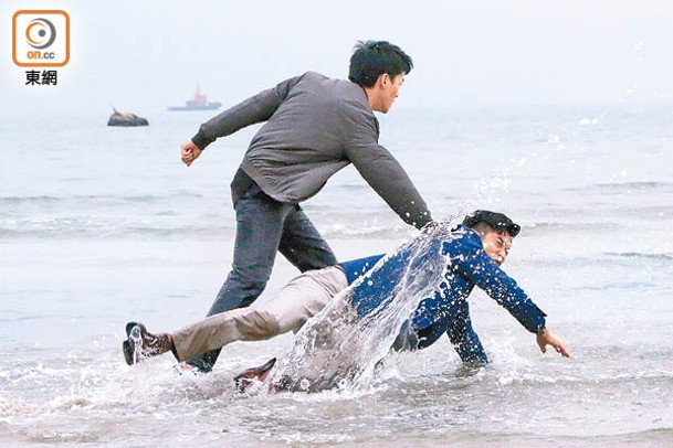 水中激戰：被阮浩棕拖落水的陳家樂極力反抗。