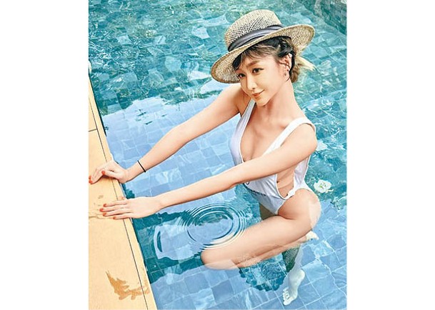 樂宜帶了多套火辣泳衣到泰國，與陽光玩遊戲。