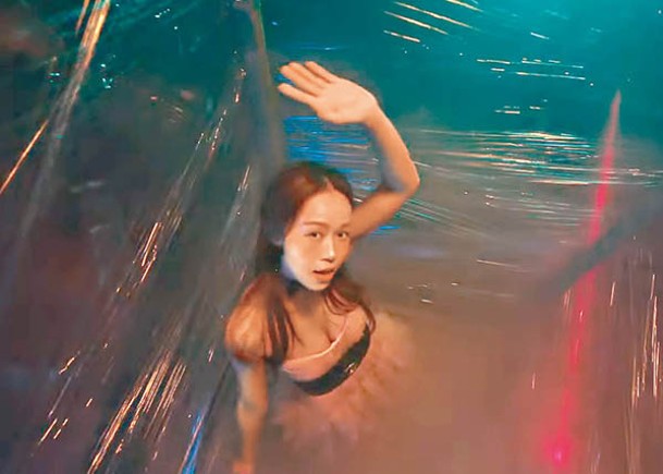 黃心穎於MV中有性感演出。