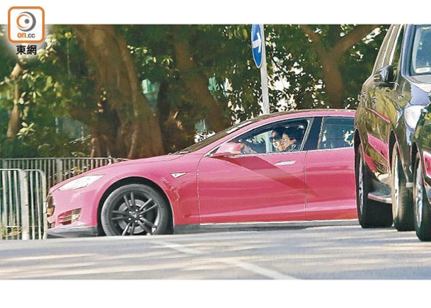 莊鍶敏的粉紅色座駕非常搶眼。