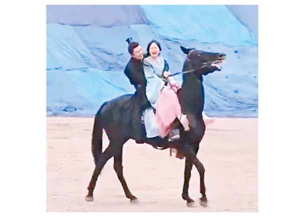 趙露思與吳磊為《星漢燦爛》拍攝策騎戲的短片流出。