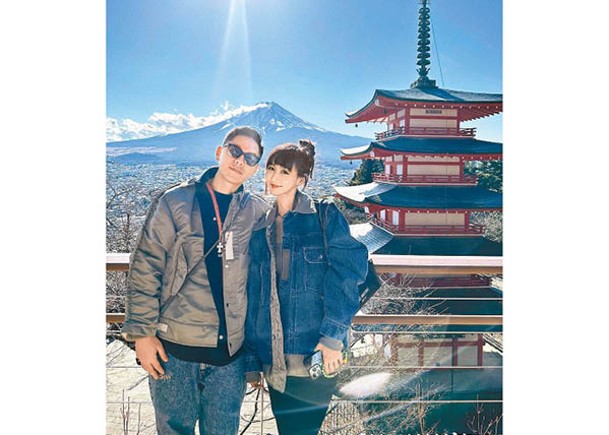 樂宜打扮密實，與男友享受富士山下之旅。