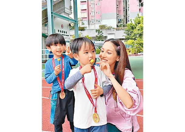 陳凱琳出席兩子的學校運動會，享受親子樂。