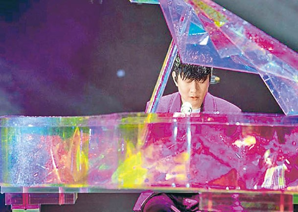 林俊傑冒雨彈琴，絕不影響演出。