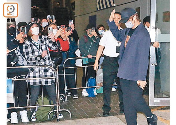 前晚姜濤從日本抵港，吸引近百粉絲接機。