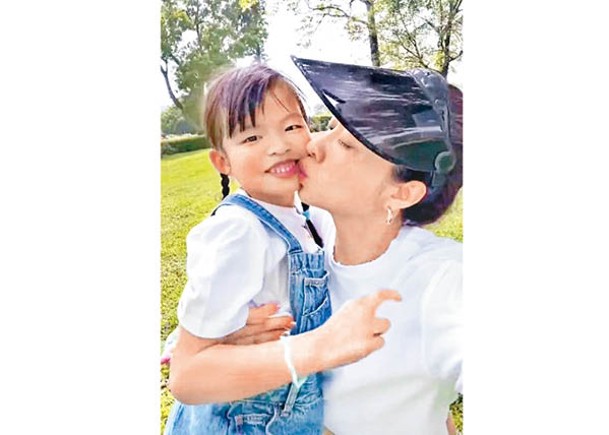 熊黛林上載溫馨的母女照，怎料惹來網民揣測。