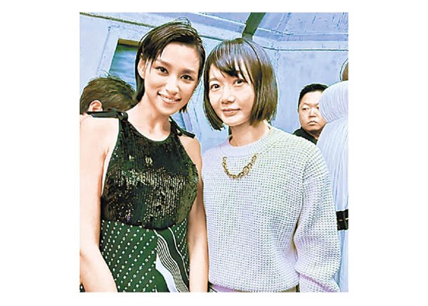 王丹妮（左）成功邀得韓星裴斗娜合照。