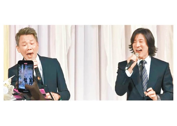 陶喆（左）與王力宏合唱《Forever Love》祝賀一對新人。