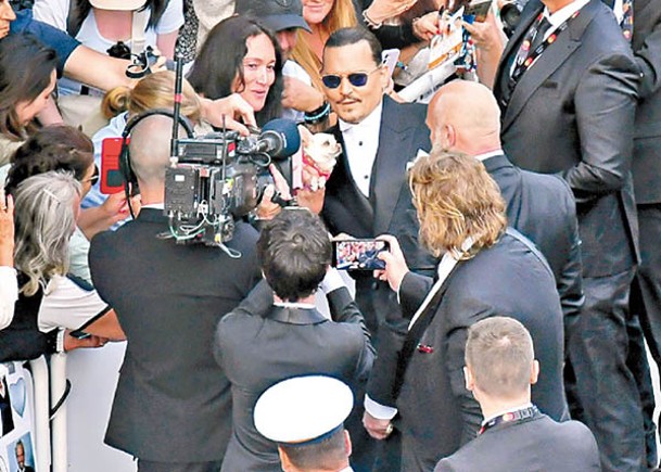 尊尼特普甫現身即被包圍，而他亦有求必應，不停與Fans合照。（Getty Images圖片）