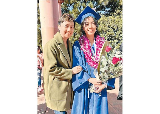 楊婉儀開心分享女兒Hannah的畢業照。