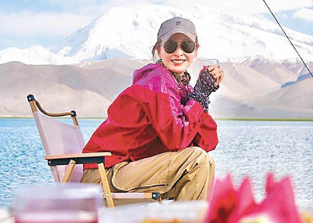 陳貝兒遠赴新疆拍攝《無窮之路》，在工作中過生日。