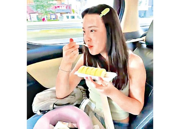 姚焯菲拍下「為食放題」短片，食得津津有味。