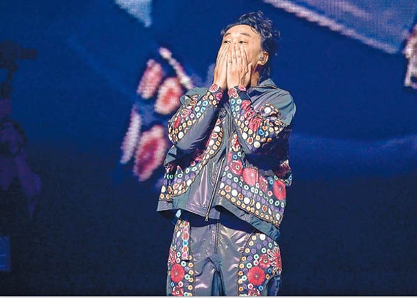陳奕迅見到大型砌圖，被歌迷搞到眼濕濕以手掩臉。