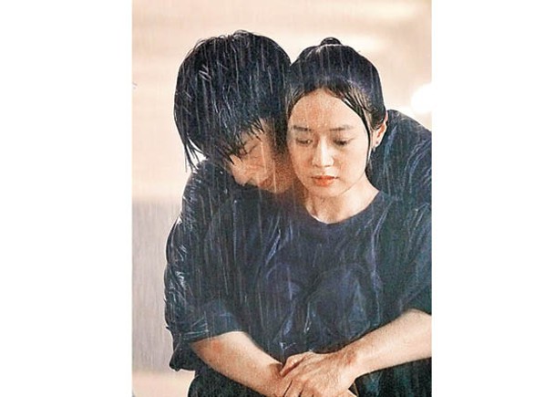 Edan於雨中攬實MV女主角，畫面浪漫。