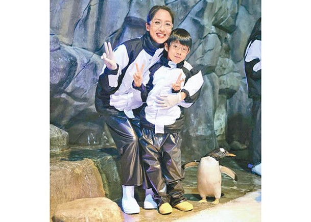 陳敏之帶兒子到主題樂園，近距離接觸企鵝。