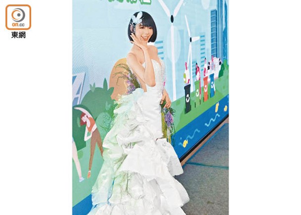 林明禎穿上環保婚紗，直言太少布。