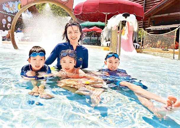 陳茵媺與子女游水，盡情享受親子時光。